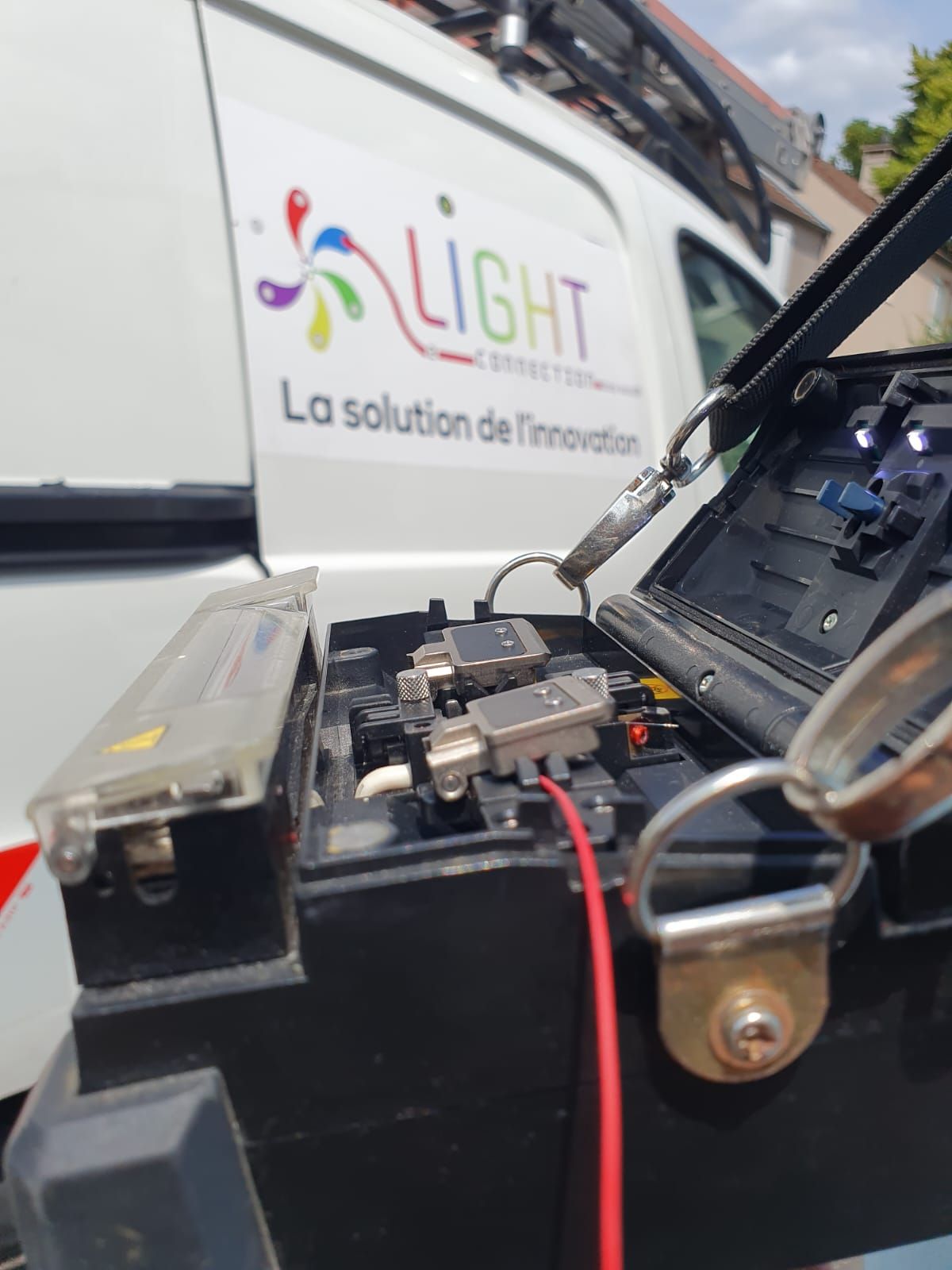 Matériel de raccordement fibre devant un véhicule Light Connection