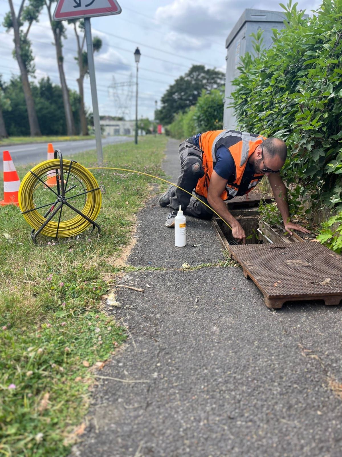 Intervention de raccordement de fibre optique sur le terrain