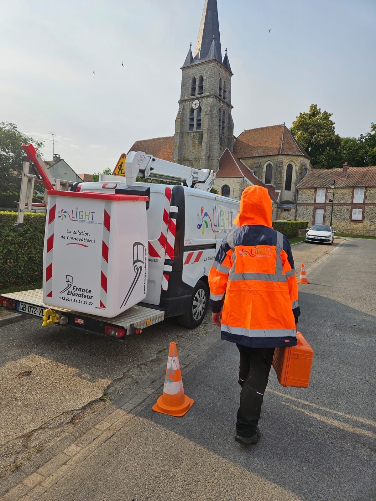 Technicien Light Connection rejoignant un véhicule d’intervention